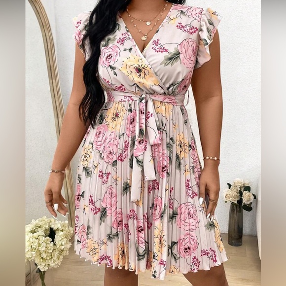 New 💕 Frenchy Women'S Plus Size Floral Print
Knot Design Ruffle Hem Dress - Picture 2 of 3